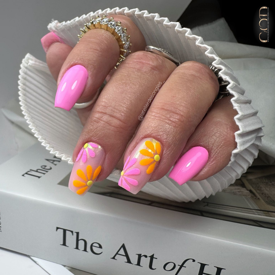 Pose d'ongles coffin rose néon et orange avec nail art fleurs effet velours