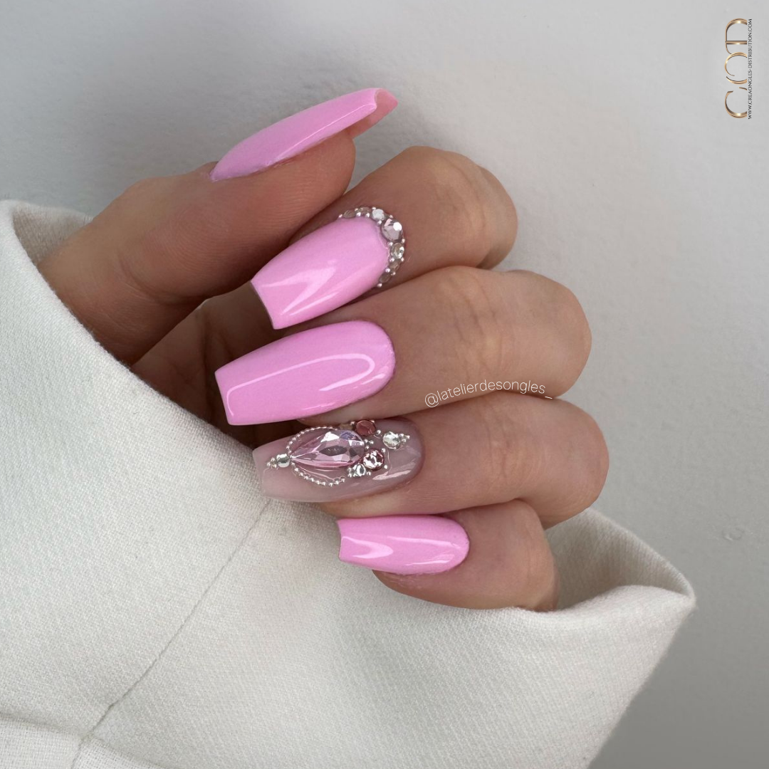 Pose d'ongles coffin rose pastel avec bijoux strass