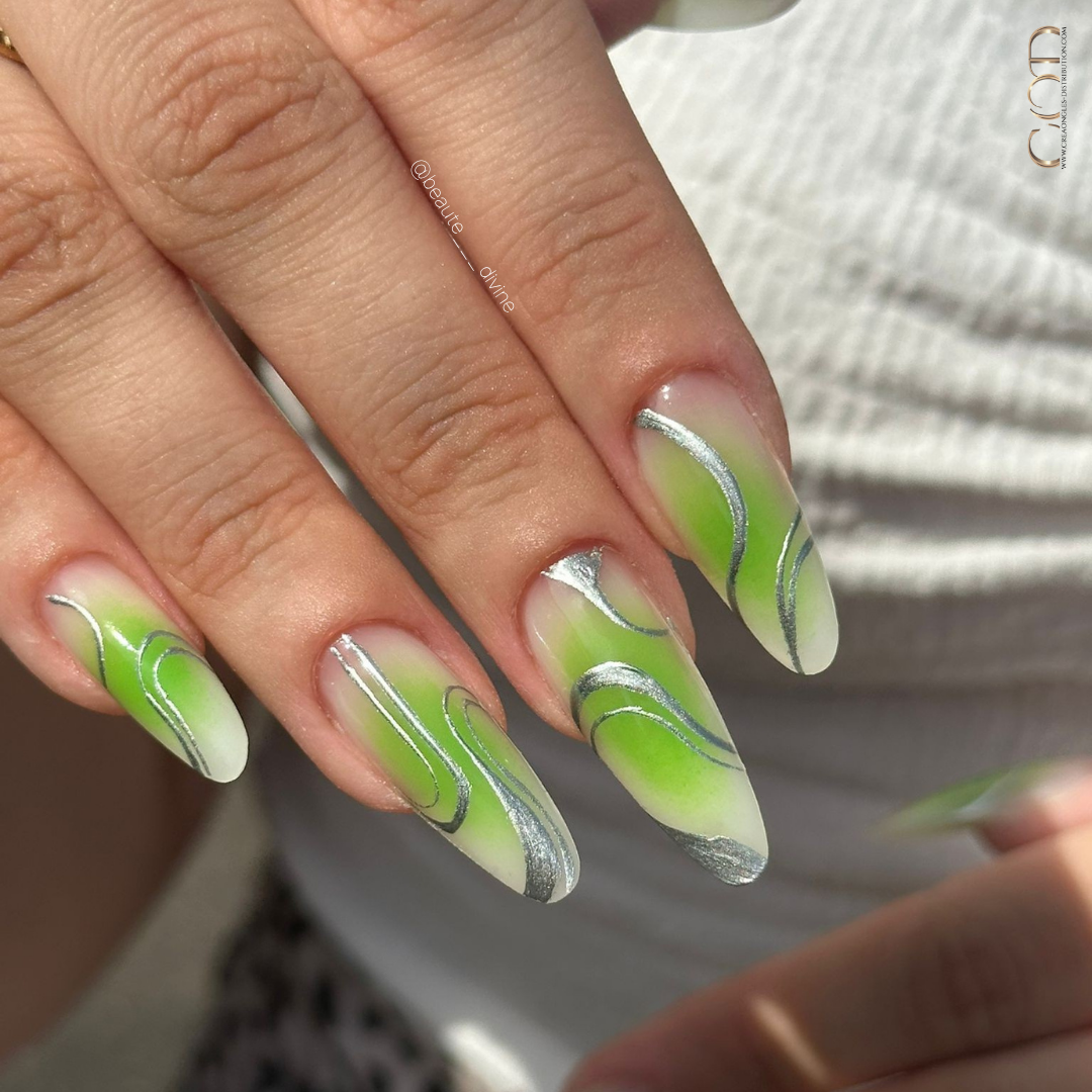 Pose d'ongles amandes avec contouring vert et nail art métallique silver
