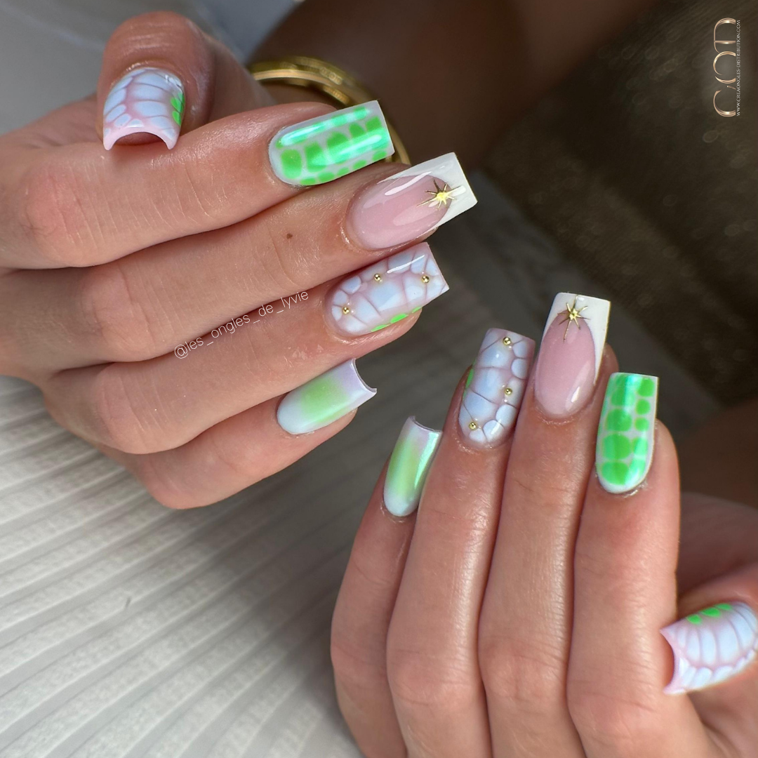 Pose d'ongles carré avec nail art vert néon blossom