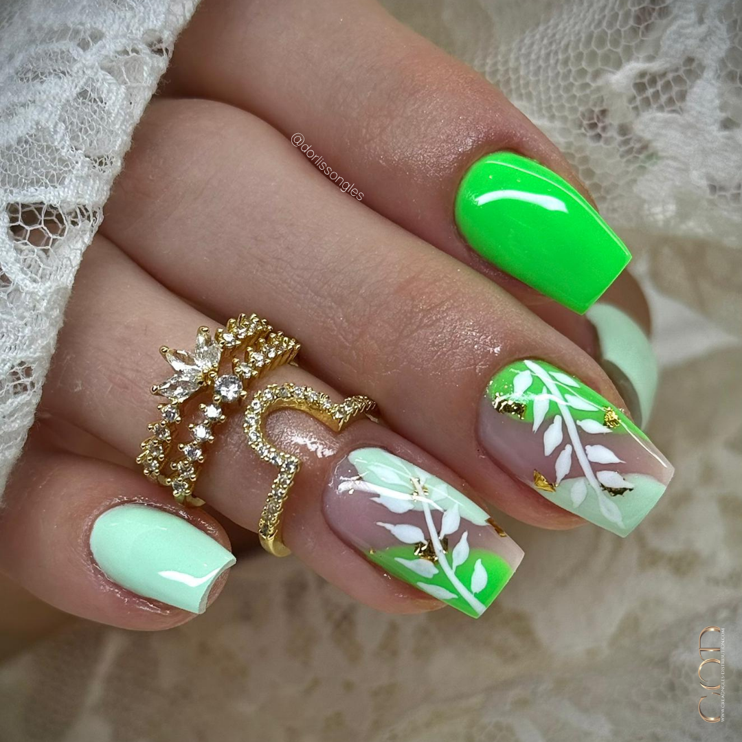Pose d'ongles coffin vert pastel et néon et nail art feuillage
