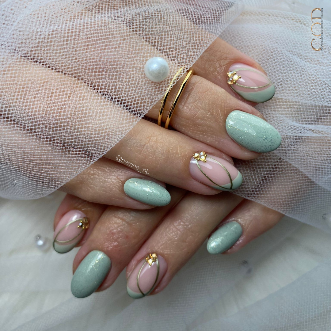 Pose d'ongles ovales vert kaki pastel avec nail art lignes fines métalliques dorées