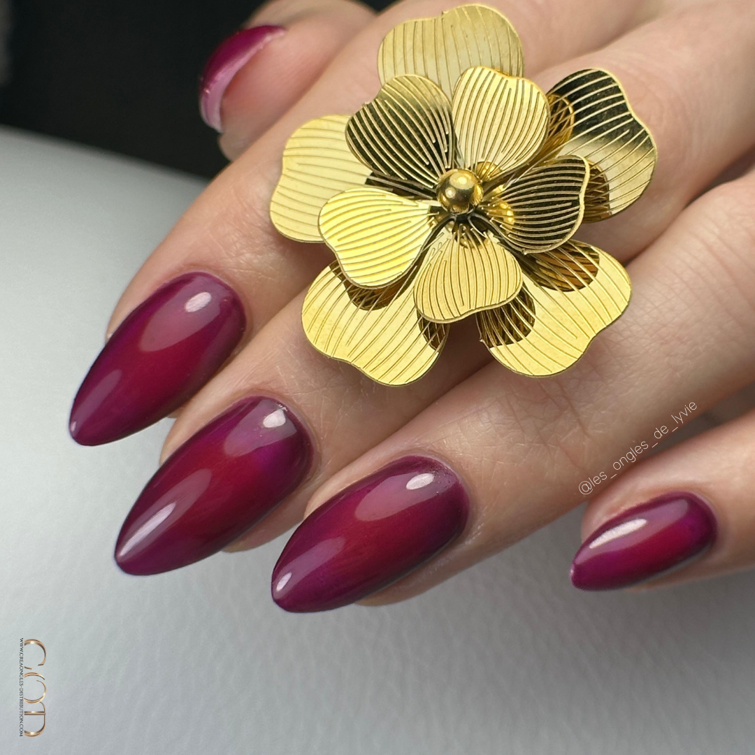 Pose d'ongles en amandes longues bordeaux avec effet aura