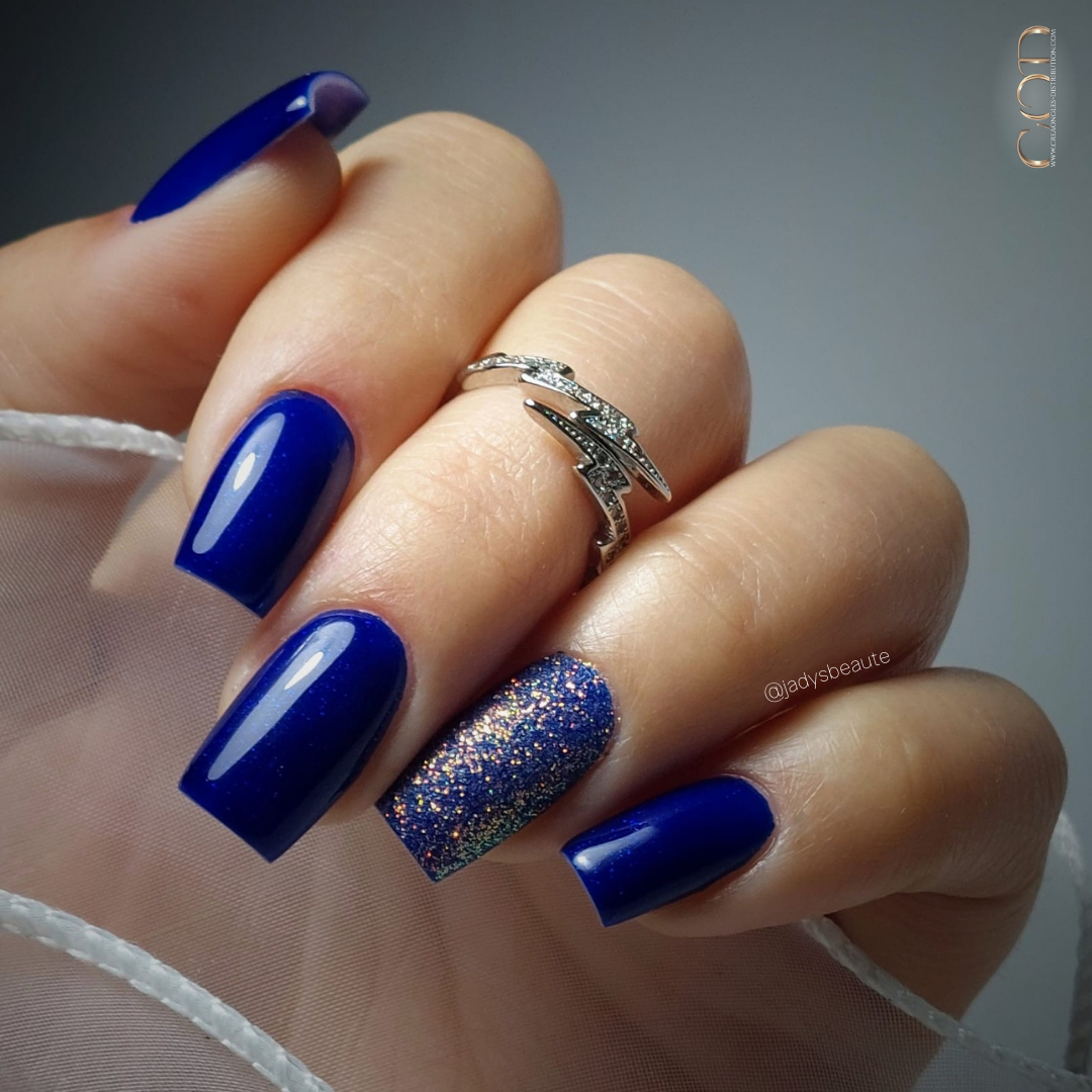 Pose d'ongles carrée bleu électrique translucide avec effet sucre