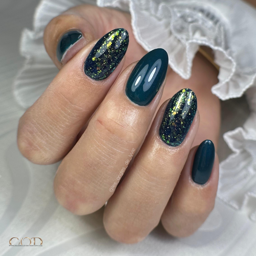 Pose d'ongles en amandes bleu nuit irisée et pailletée