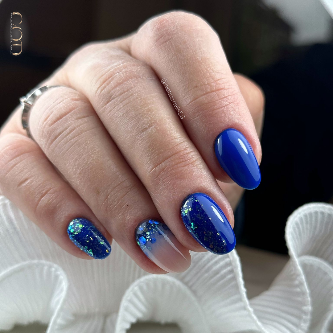 Pose d'ongles ovale bleu électrique et pailletée