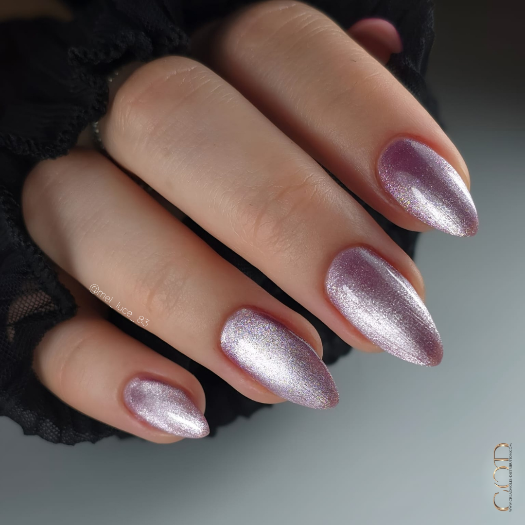 Pose d'ongles en amande violet cat eye