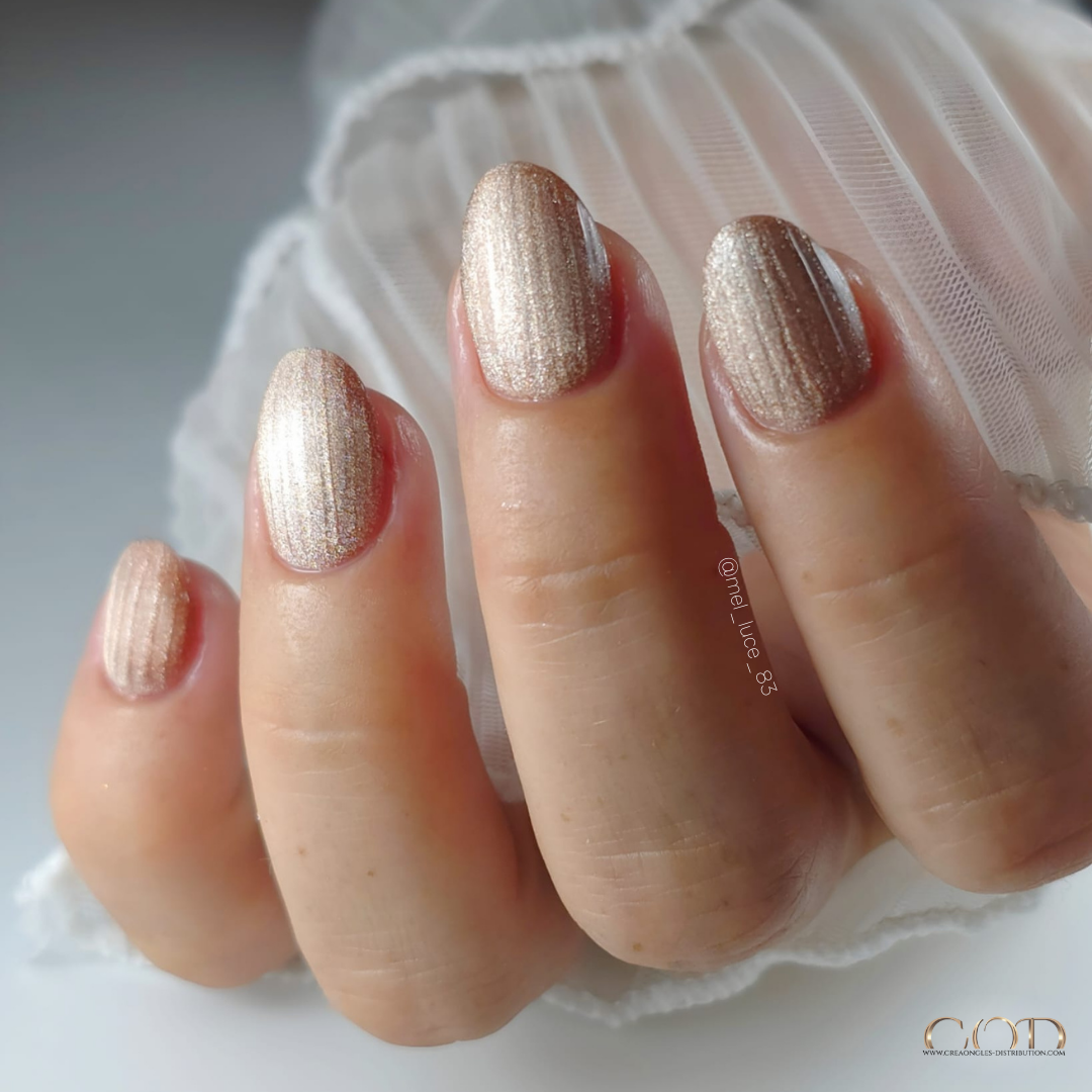 Pose d'ongles ovale courte rose gold cat eye