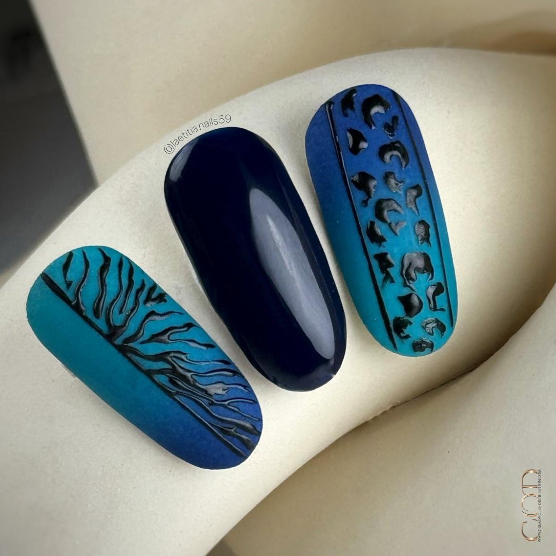 Capsules d'ongles bleu nuit en dégradé avec nail art en relief animalier