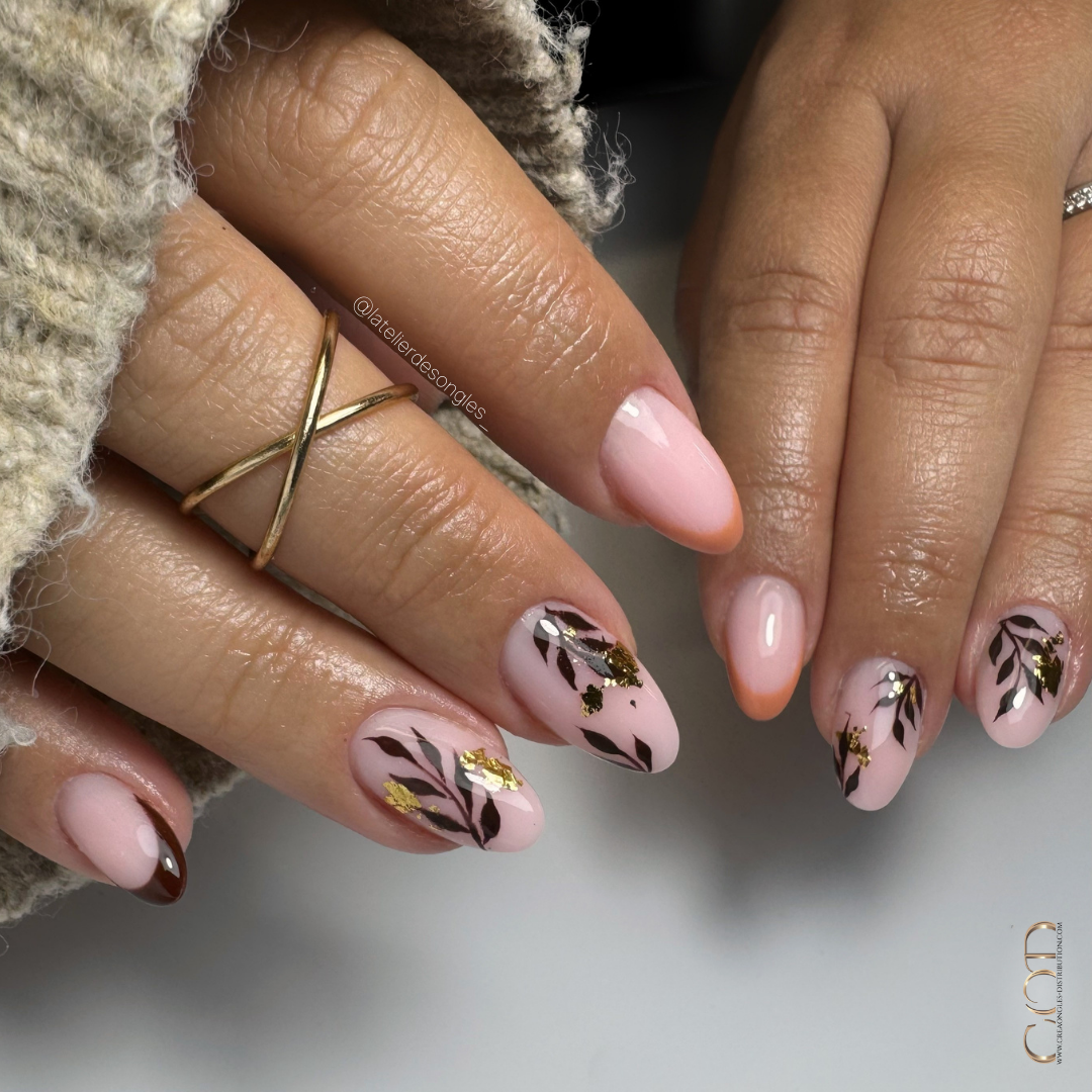 Pose d'ongles en amandes courtes avec french et nail art feuillage
