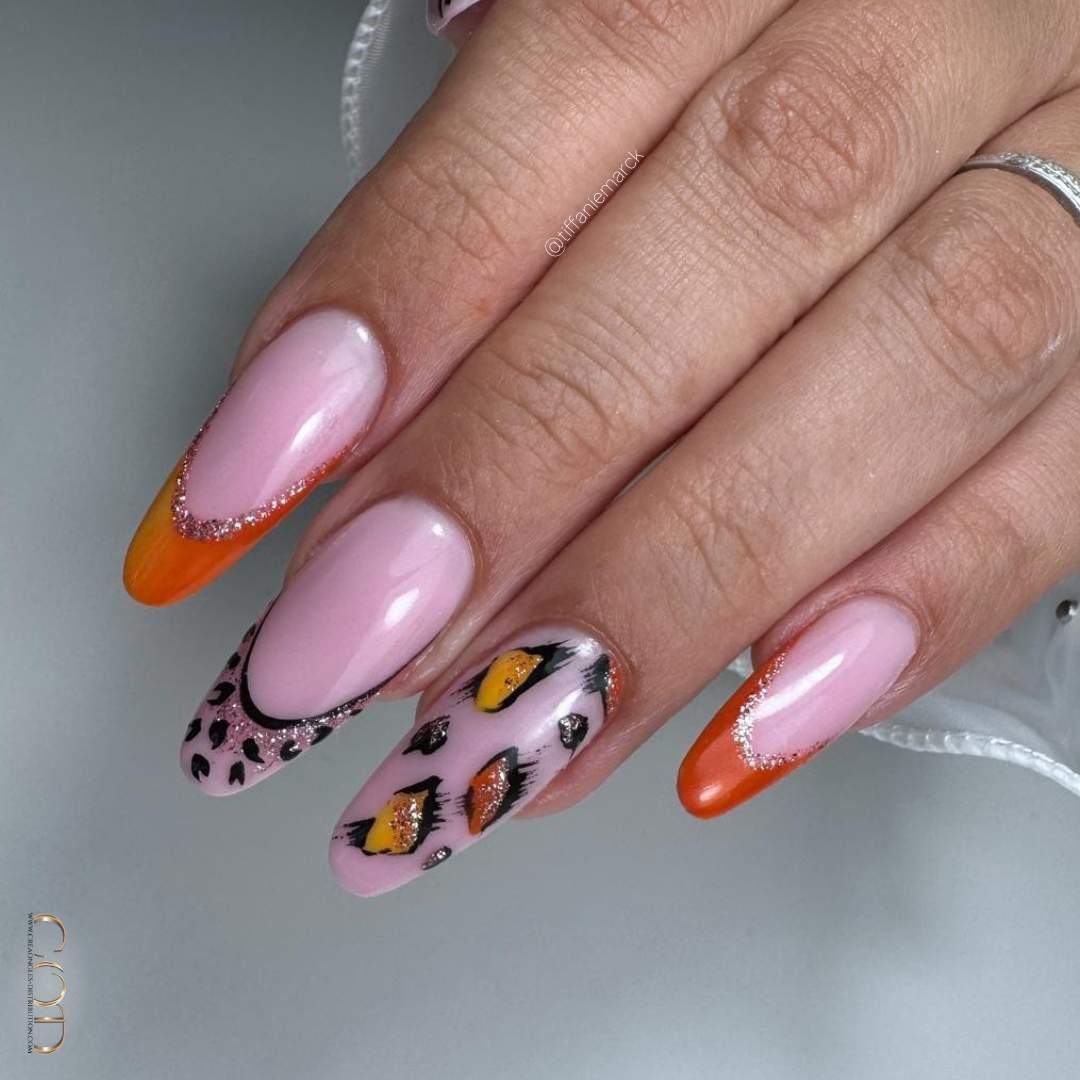 Pose d'ongles en amandes longues orange avec french et nail art léopard