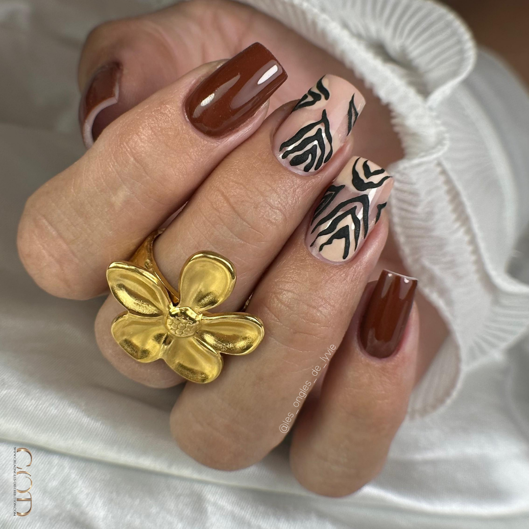 Pose d'ongles carrés medium marron avec nail art zébre en effet velours