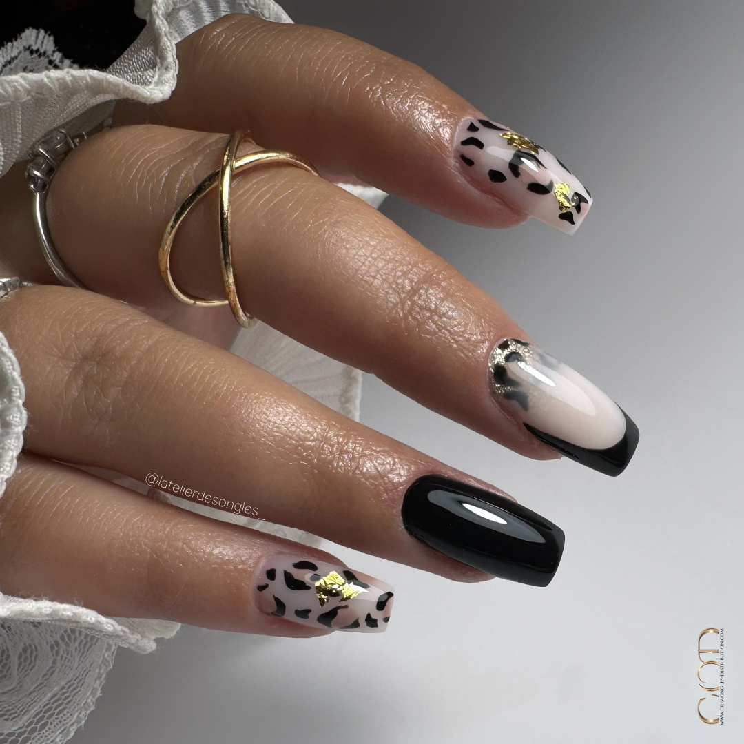Pose d'ongles carrés longs noirs et blanc laiteux avec french et nail art léopars 