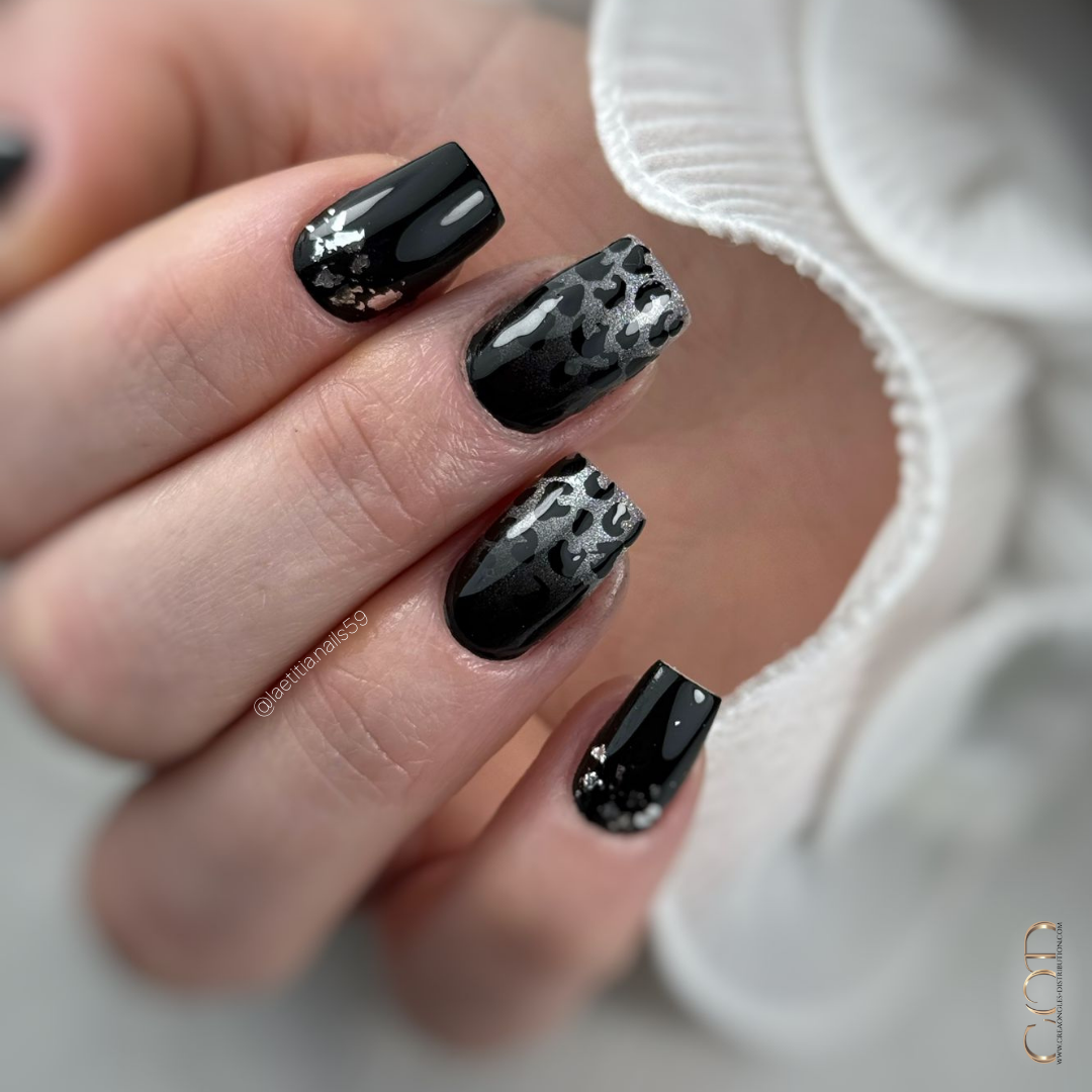 Pose d'ongles carrés noirs et argentés avec nail art léopard et flakes argentés