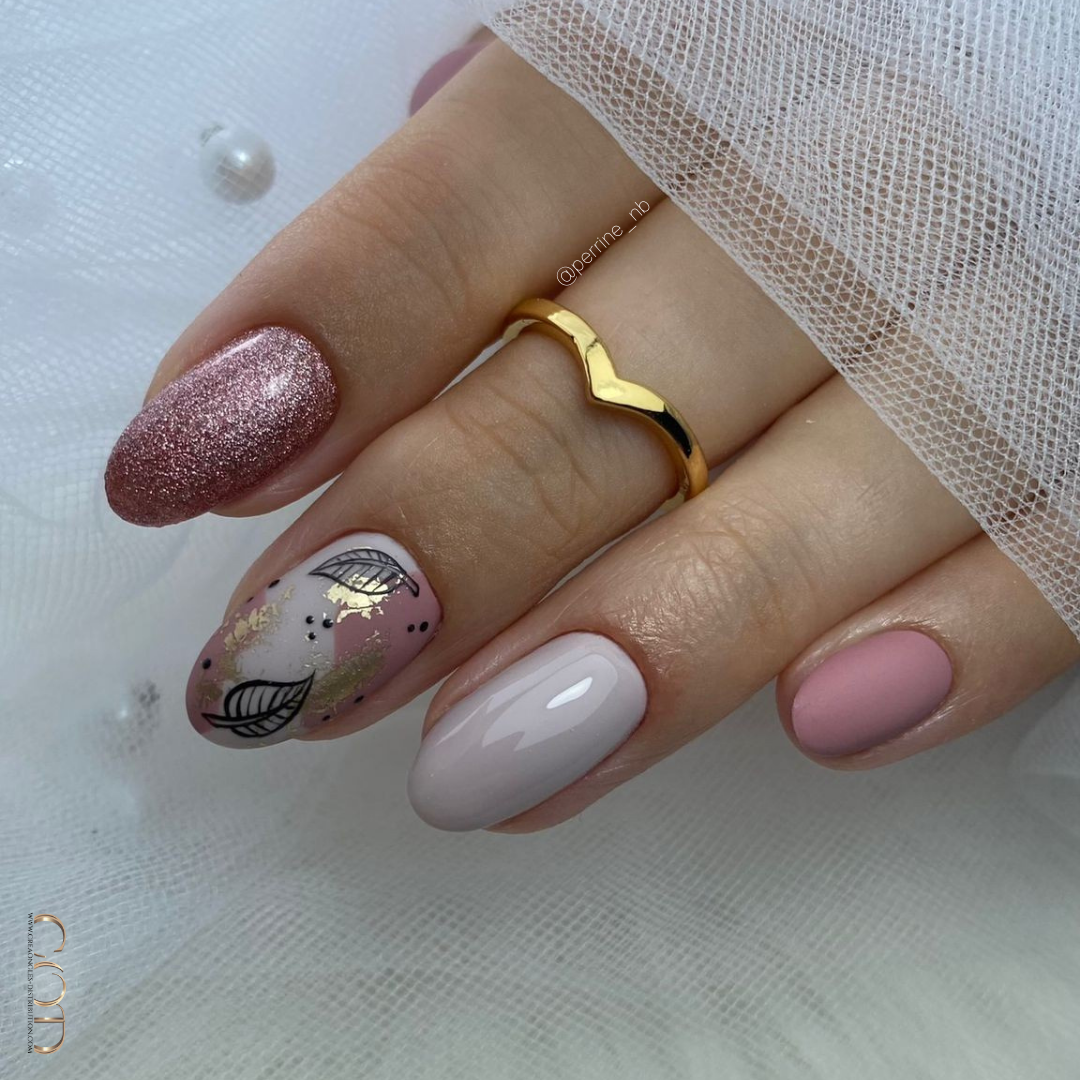Pose d'ongles ovales courts nude et rose avec paillettes et nail art feuillage