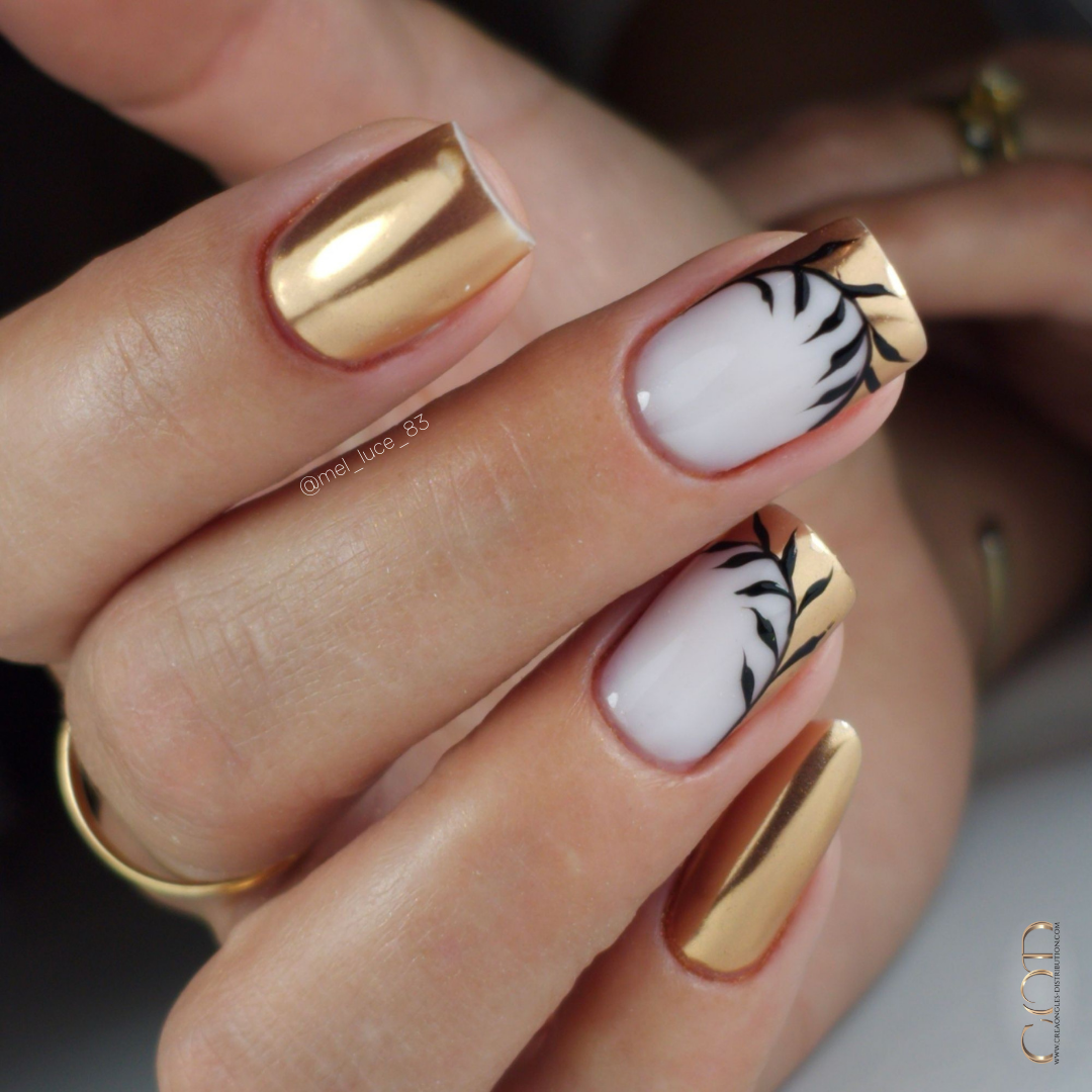 Pose d'ongles carrés blancs avec pigment chrome doré
