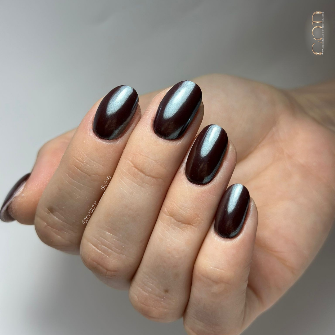 Pose d'ongles ovales courts marron avec pigment effet perle