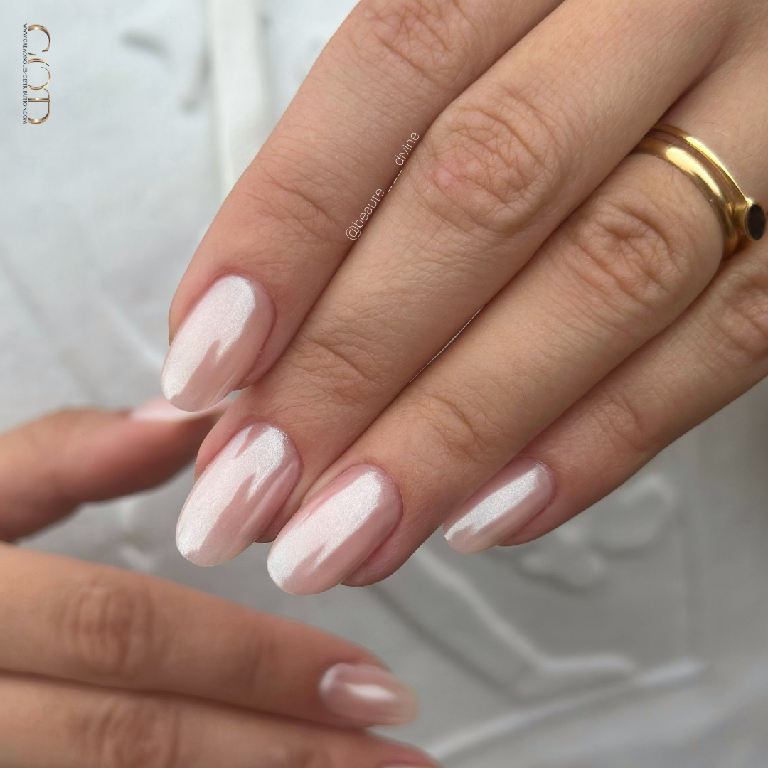 Pose d'ongles ovales roses avec pigment effet perle