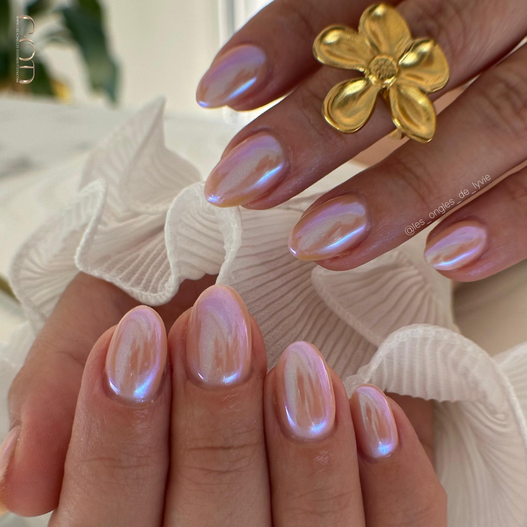 Pose d'ongles ovales courts rose avec pigment aurora