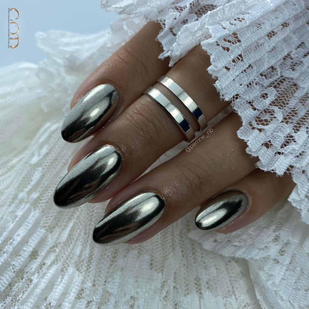 Pose d'ongles ovales longs chromés argentés