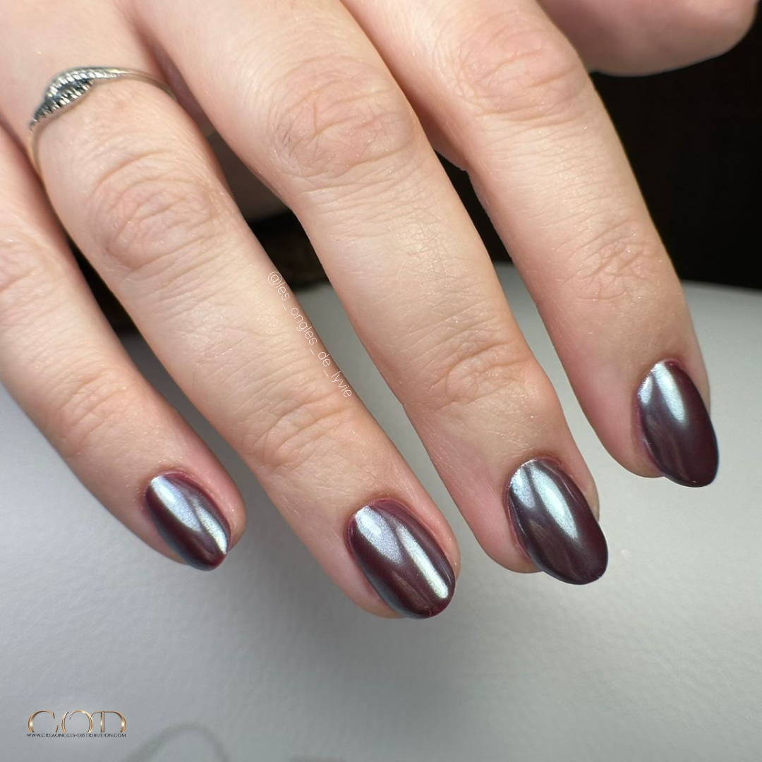 Pose d'ongles ovales courts marron avec pigment effet perle
