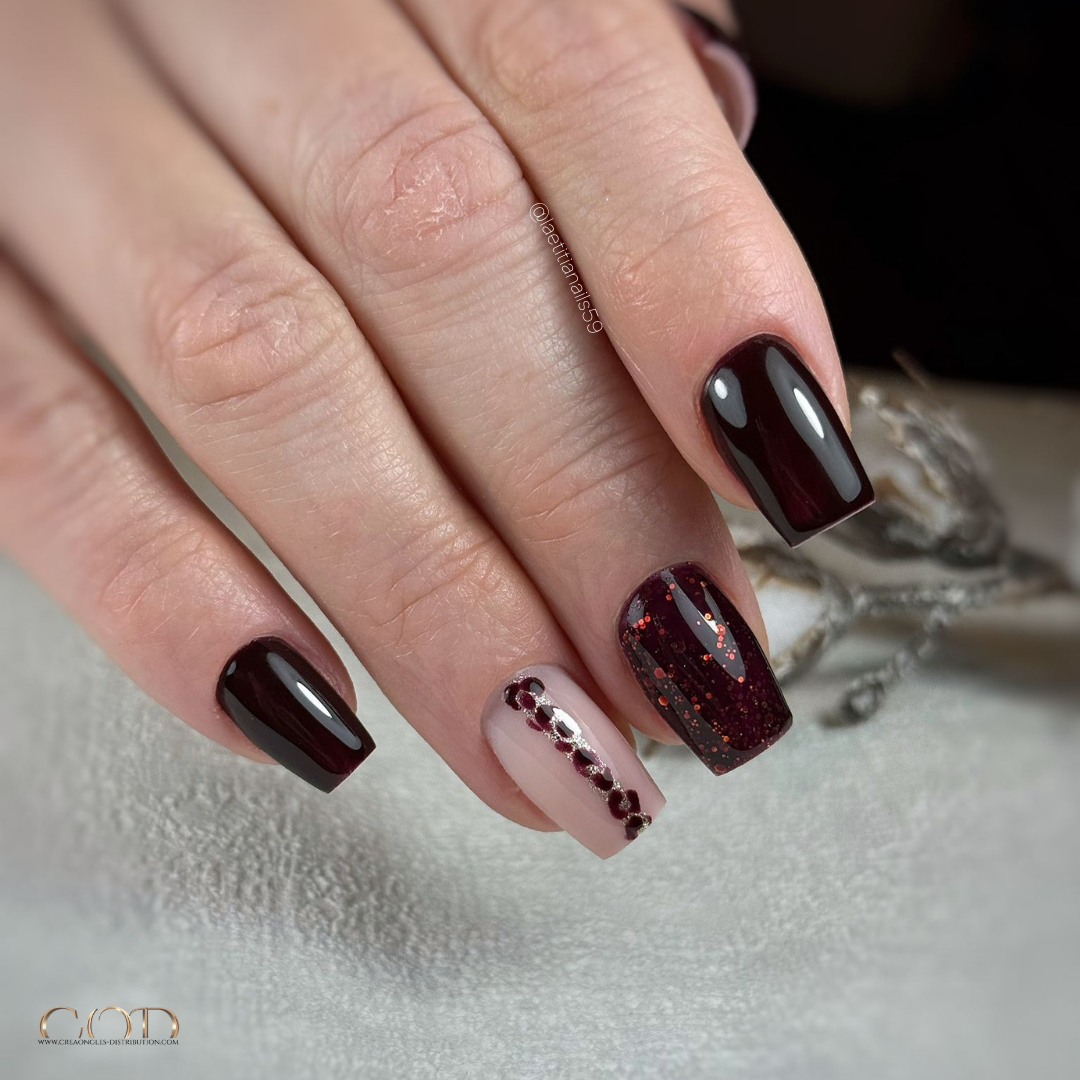 Pose d'ongles coffin courts marron noir et pailletés avec nail art léopard