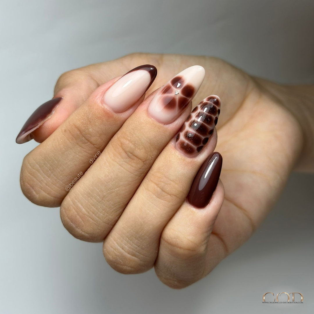 Pose d'ongles en amandes longues marron avec french et nail art 