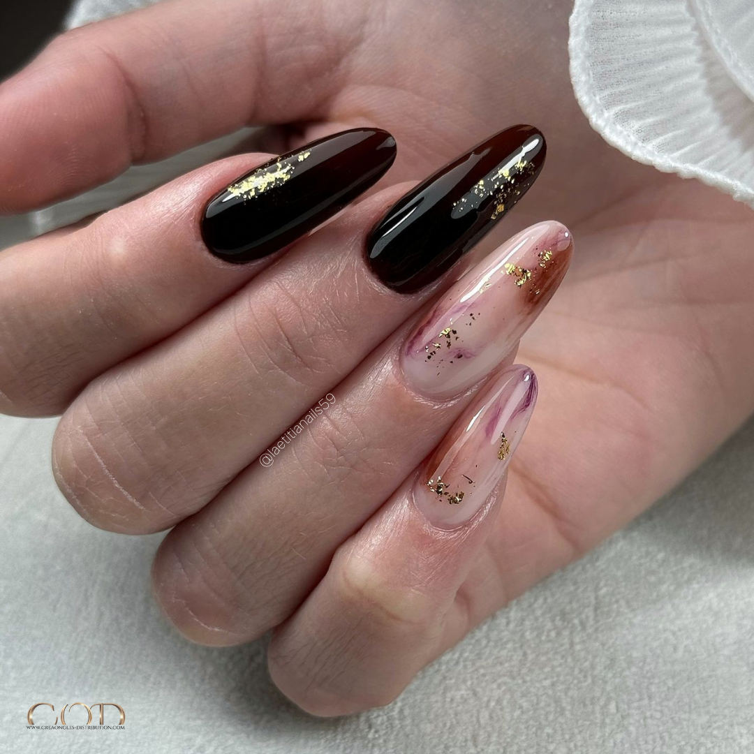 Pose d'ongles en amandes longs marron avec nail art marbré