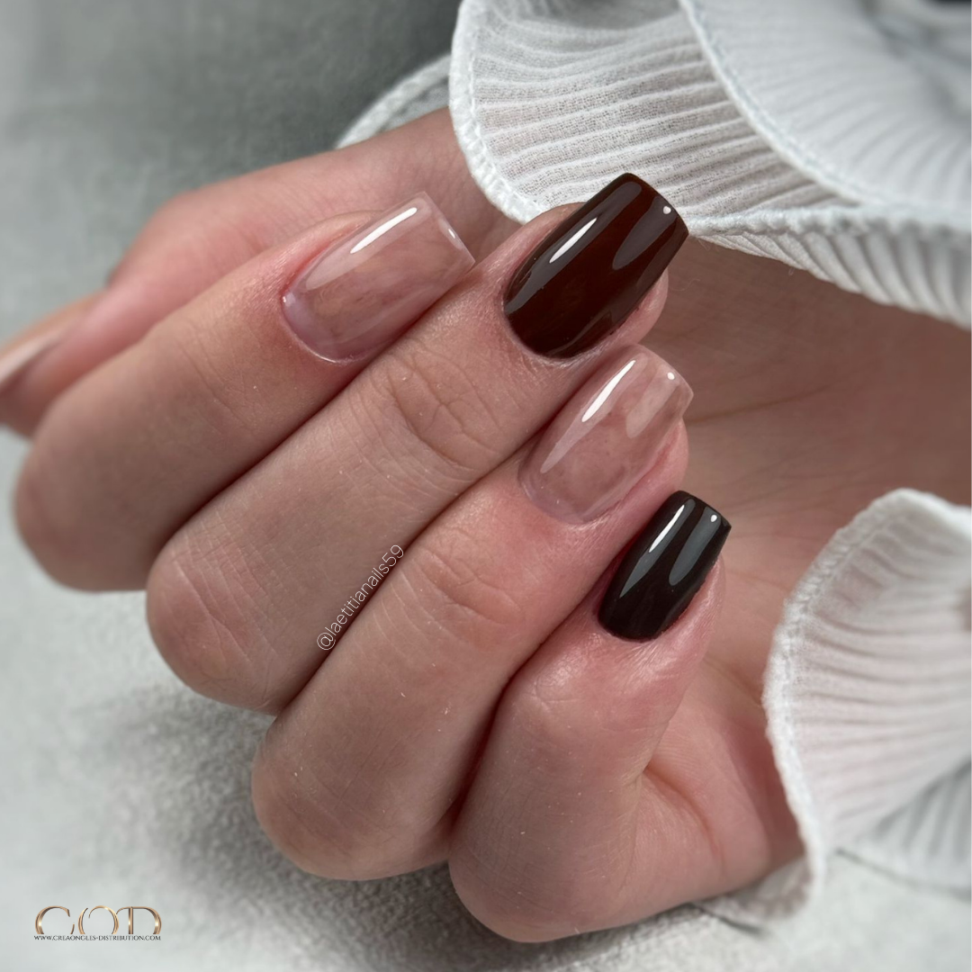 Pose d'ongles carrés courts marron avec nail art marbrés