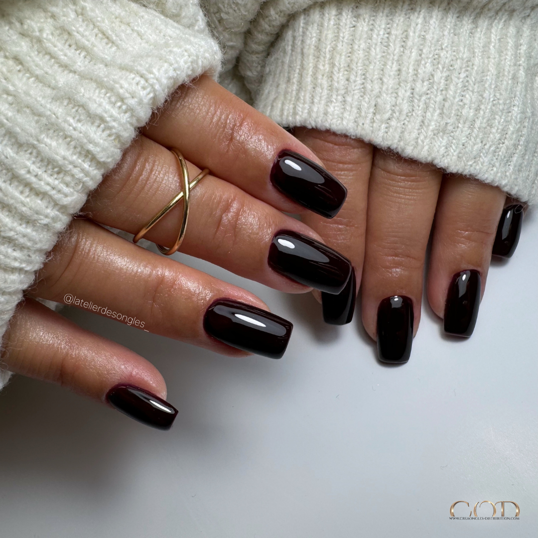 Pose d'ongles carrés medium marron noir