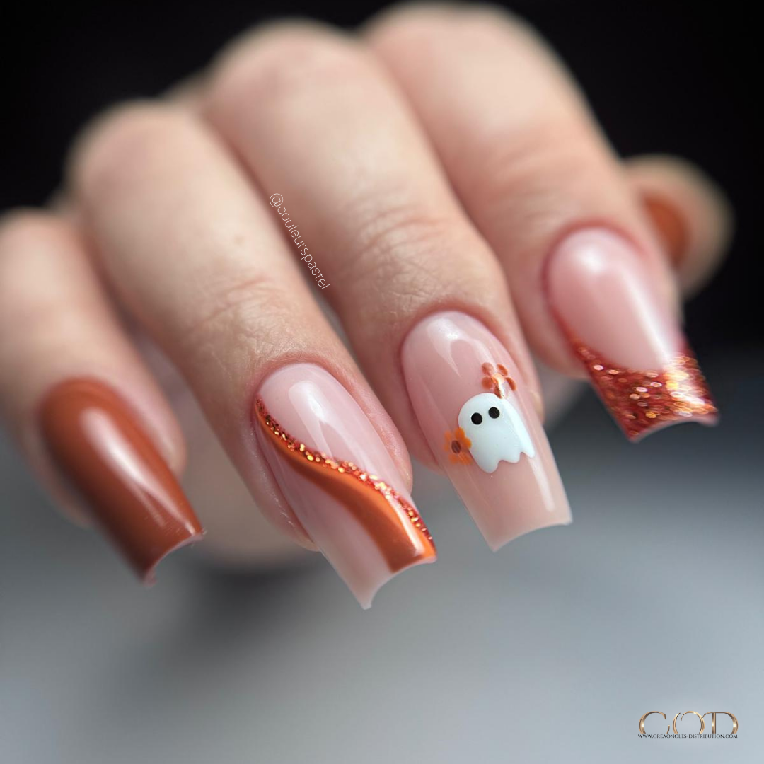 Pose d'ongles carrés longs caramel avec nail artt pailleté fantôme