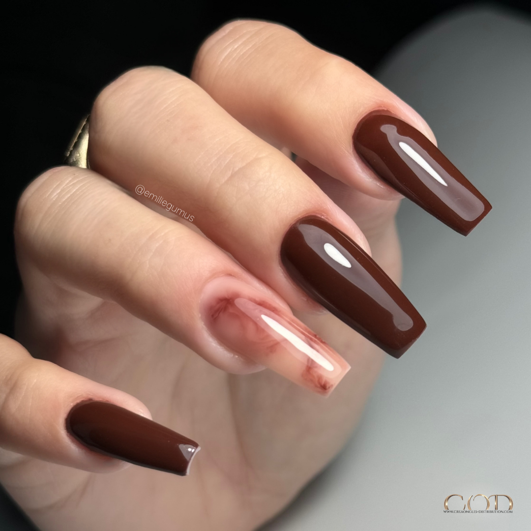 Pose d'ongles coffin long marron chocolat avec nail art marbré