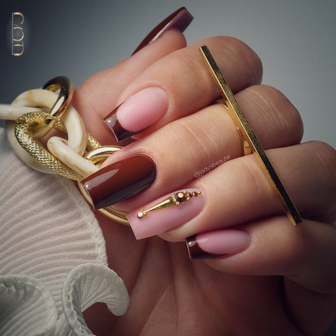 Pose d'ongles carrés medium marron avec french et bijoux strass