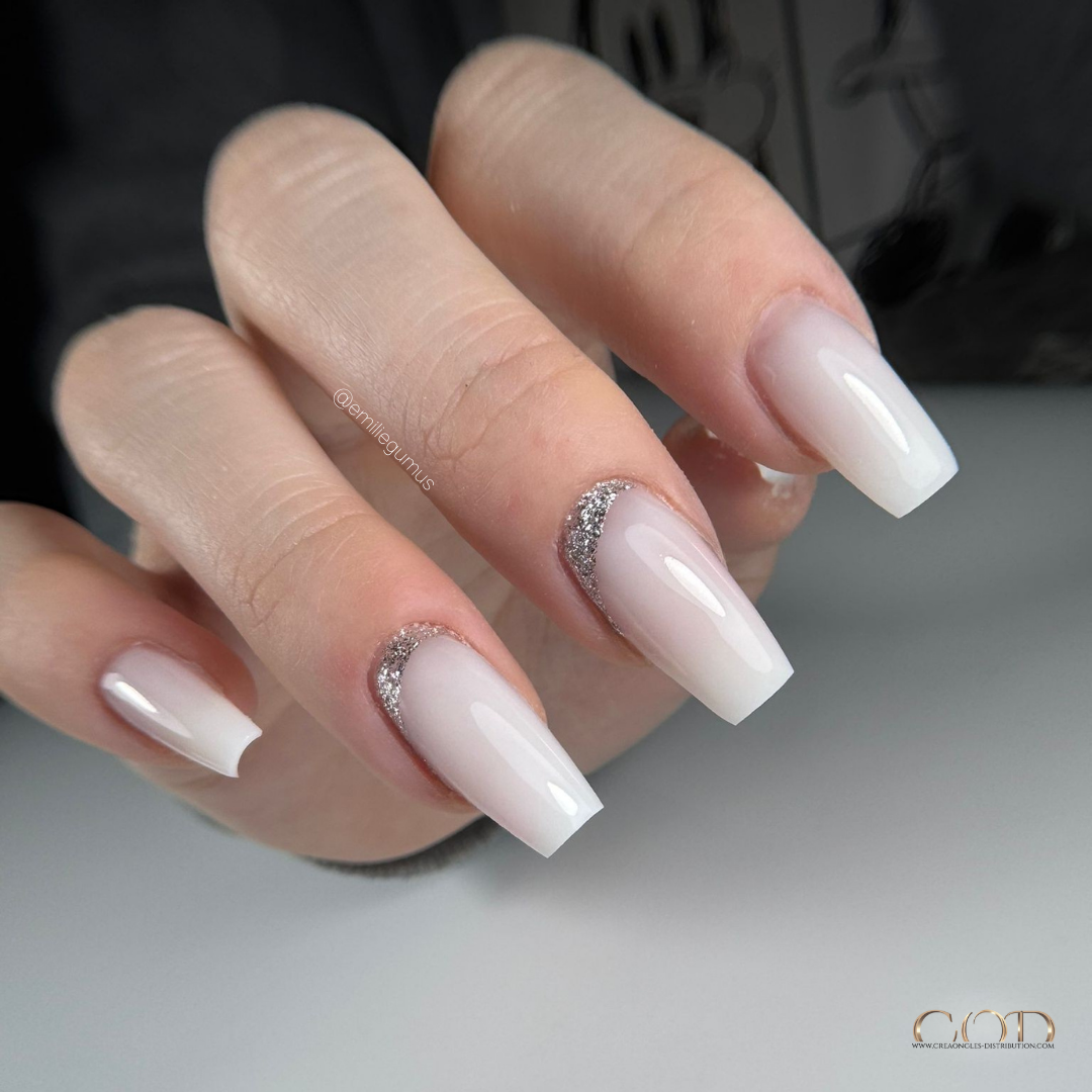 Pose d'ongles coffin longs milky white et paillettes argentés