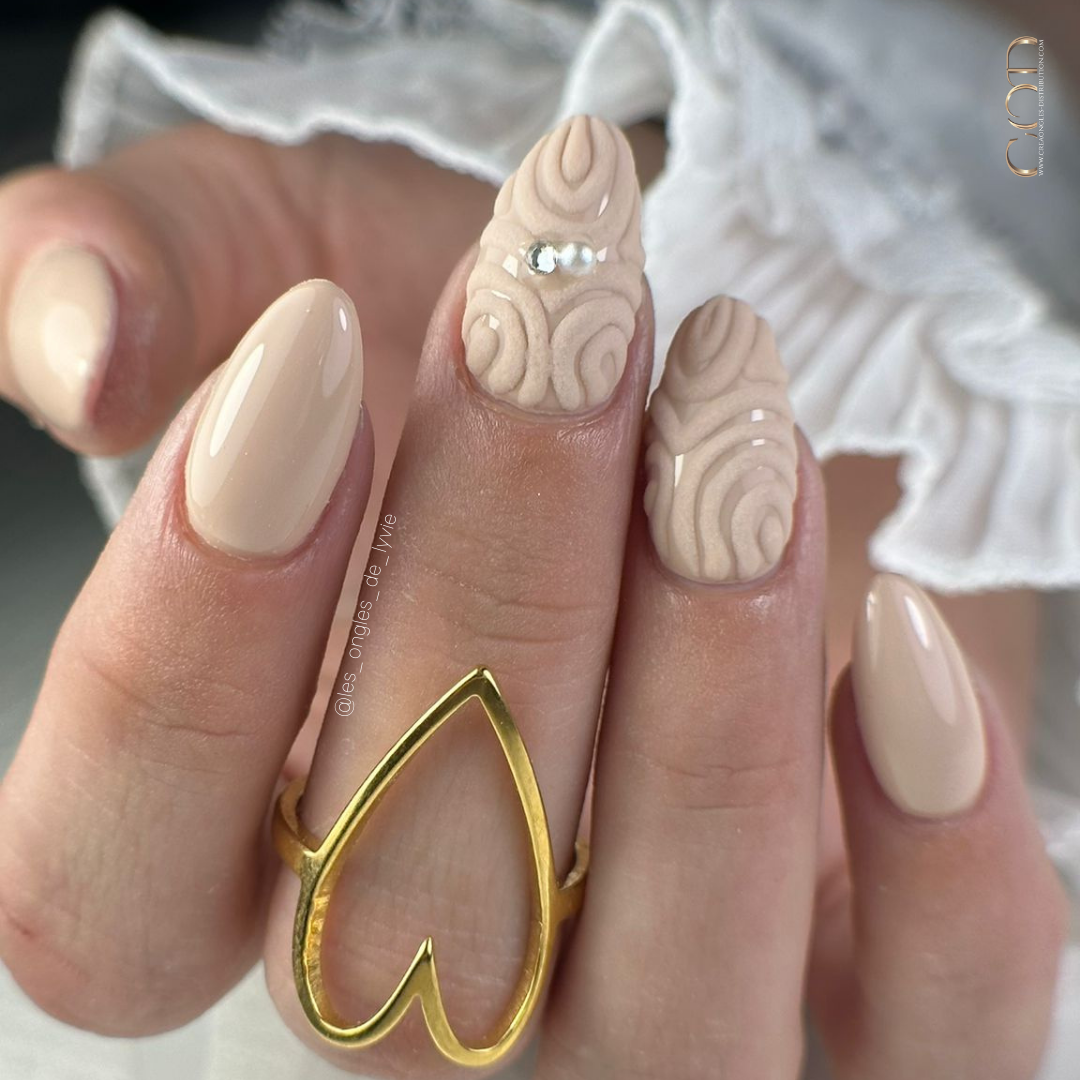 Pose d'ongles en amandes courtes nude beige avec nail art en effet velours
