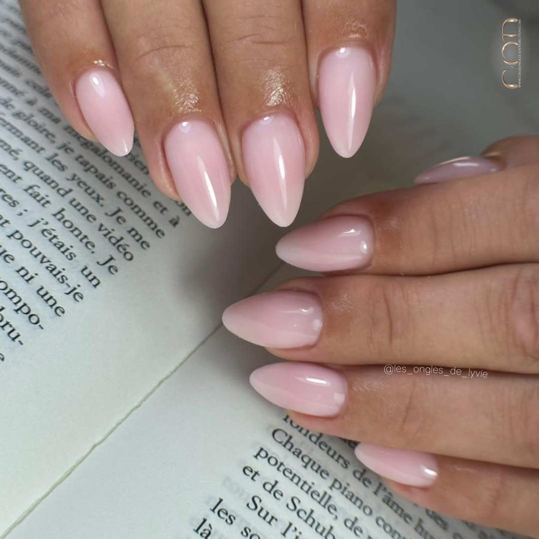 Pose d'ongle en amande rose laiteux