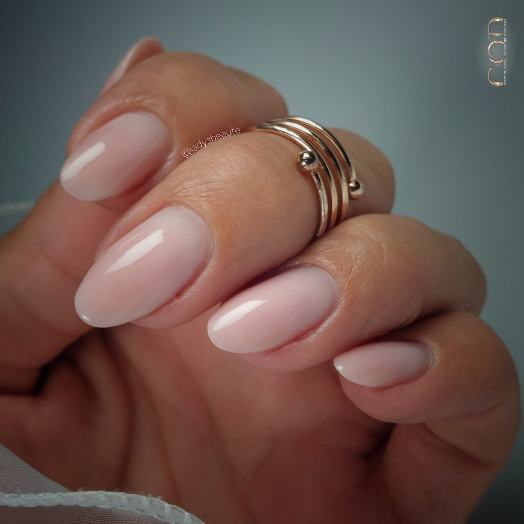 Pose d'ongles en amandes longues roses