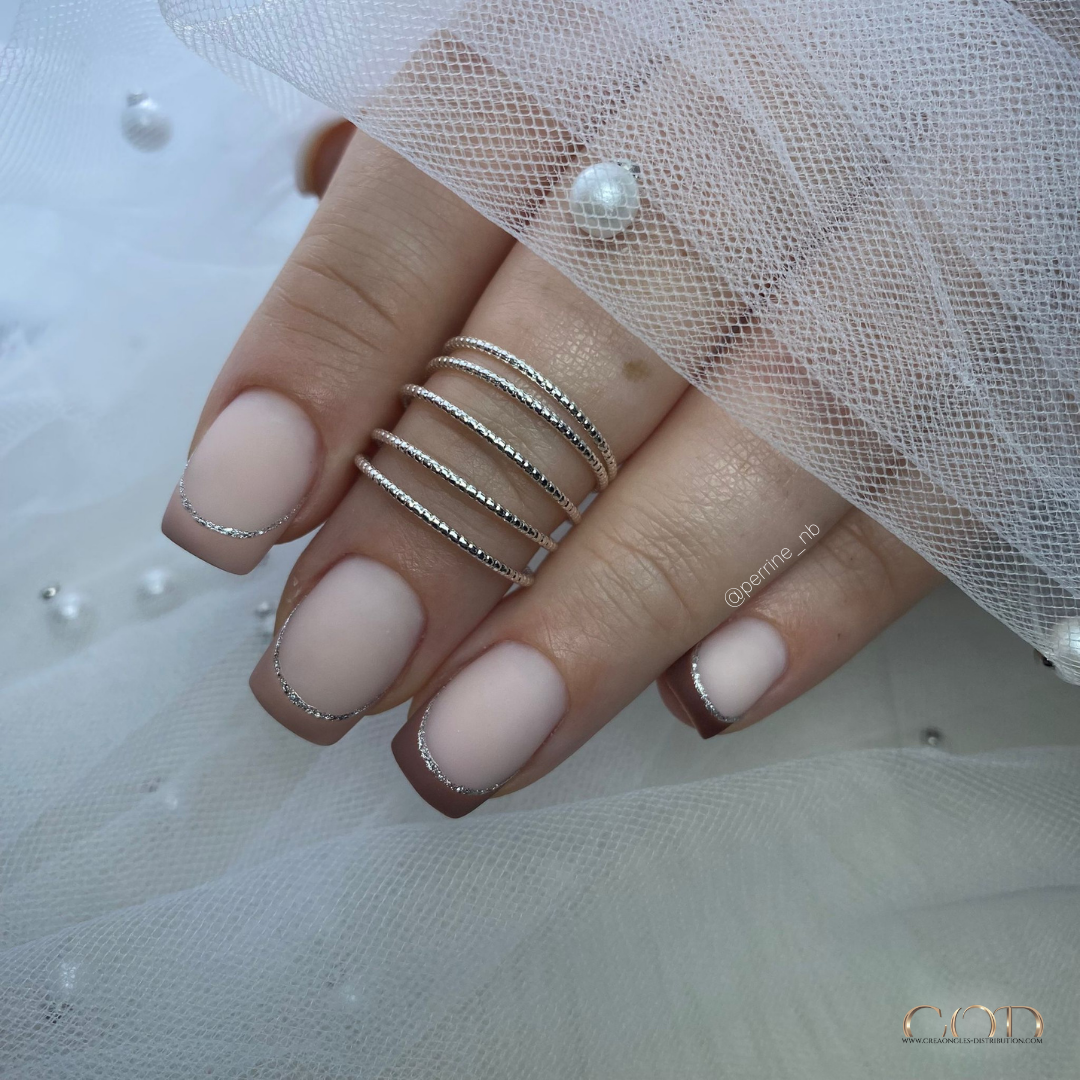 Pose d'ongles carrée nude beige avec french en camaieu et dorée pailletée