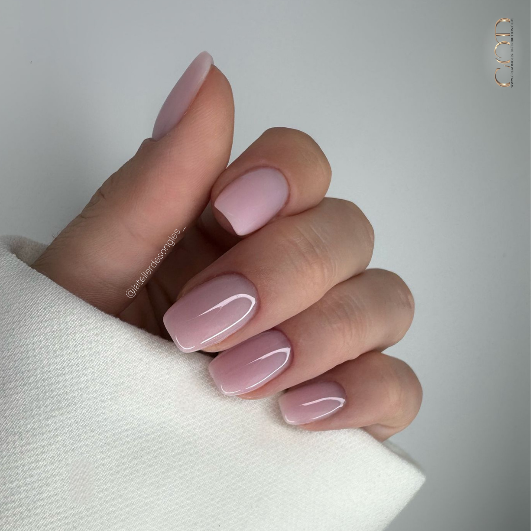 Pose d'ongles carrée arrondie rose laiteux