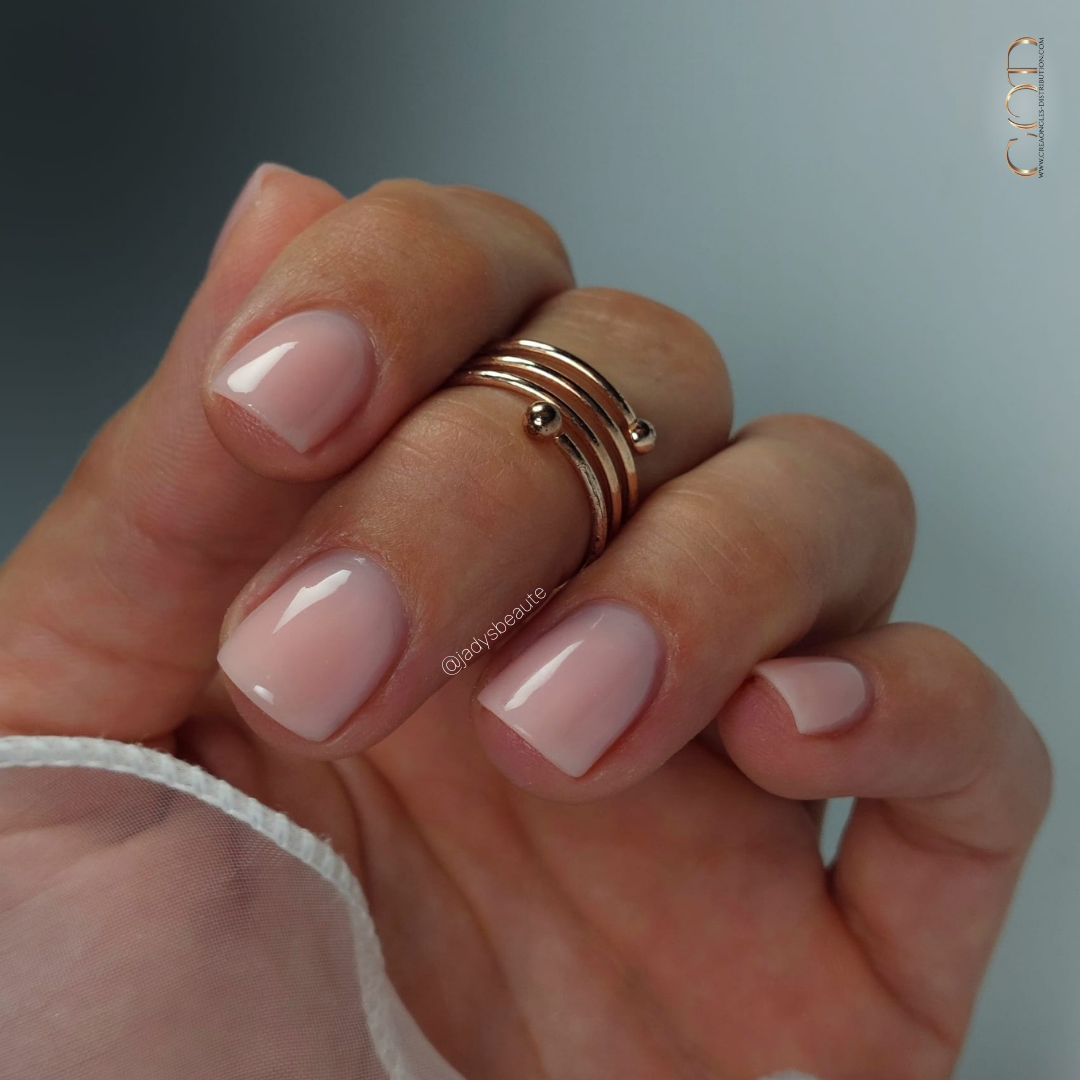 Gainage d'ongles milky rose