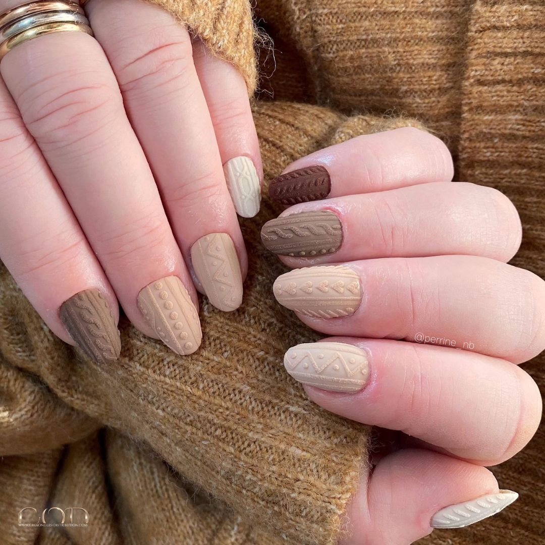 Pose d'ongles ovale en camaieu de nude et effet pull