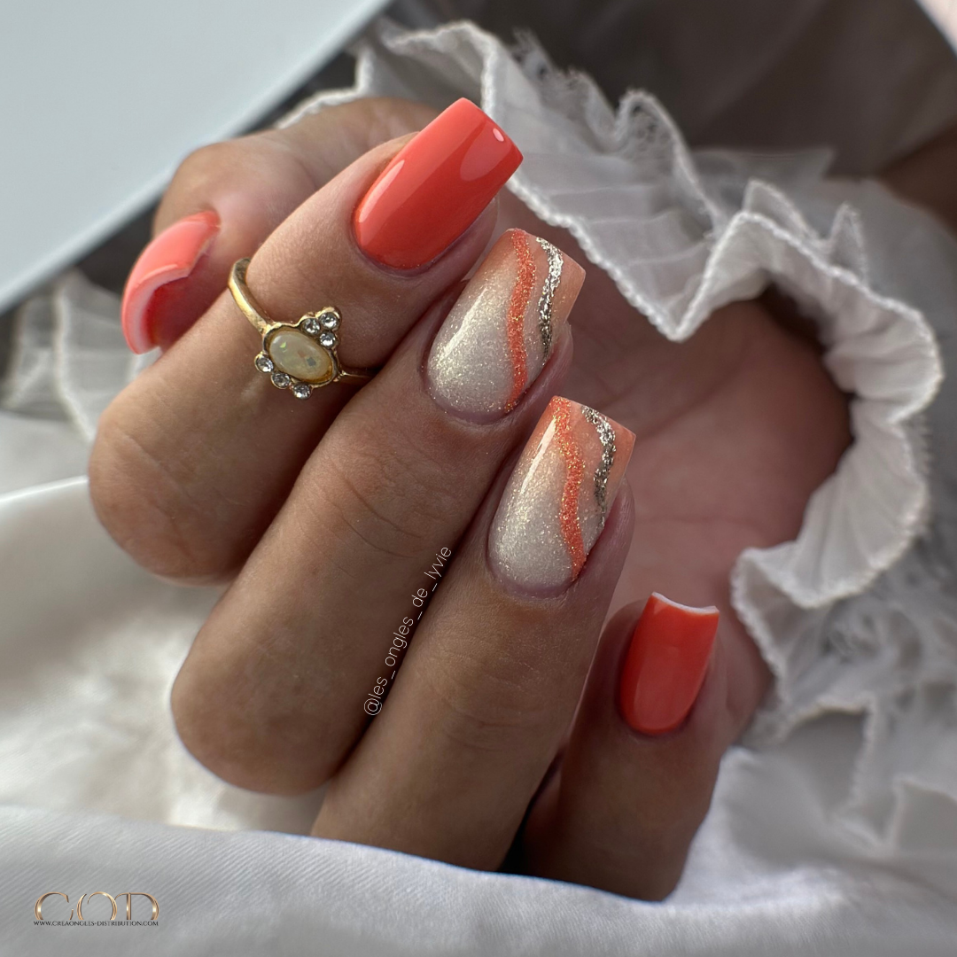 Pose d'ongles carrée orangre rouille et blanc pearl avec nail  art lignes