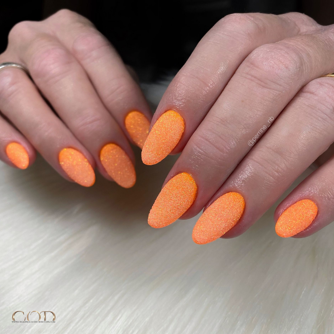 Pose d'ongles en amande orange citrouille en effet
