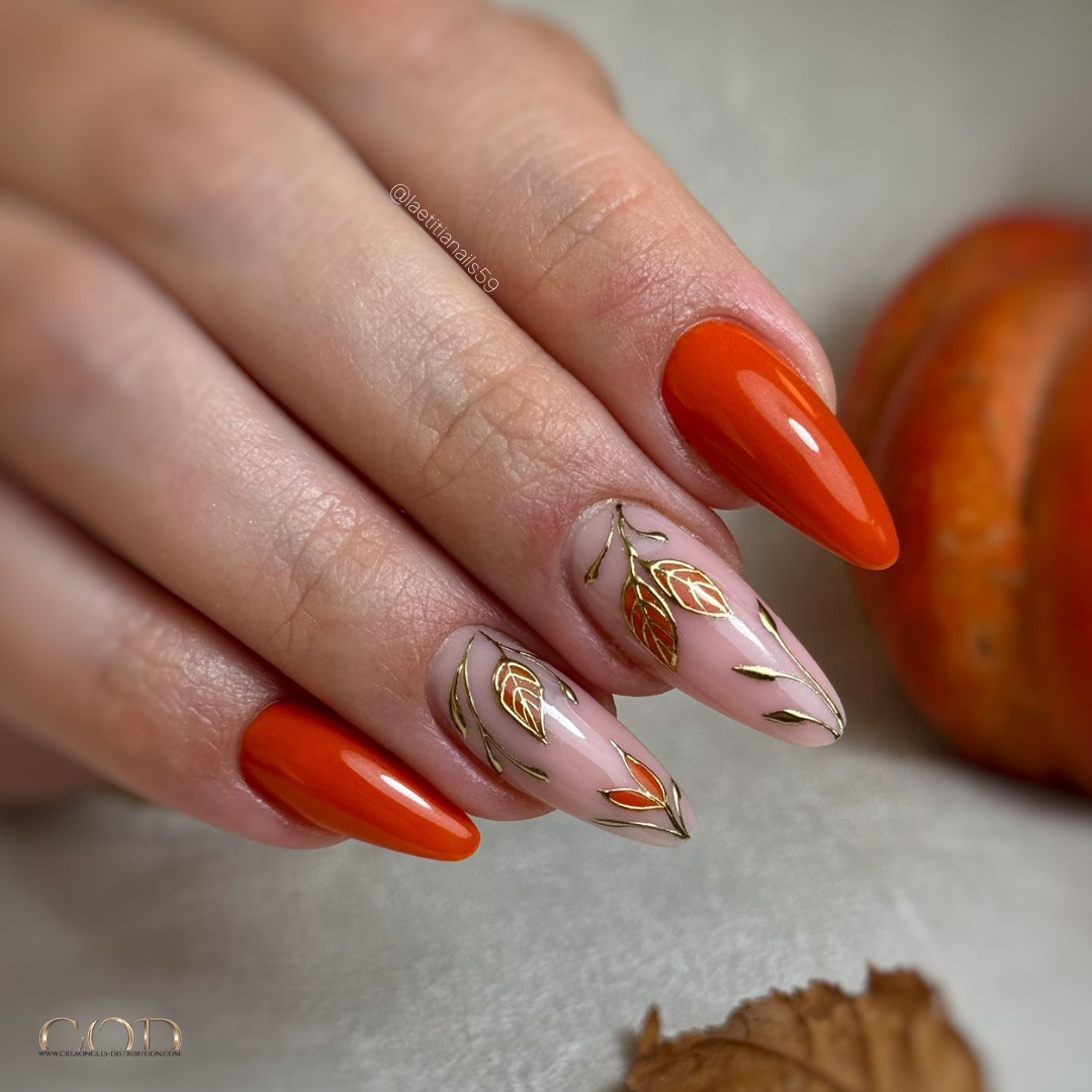 Pose d'ongles amandes orange rouille et rosé avec nail art fleurs et pigment chrome or