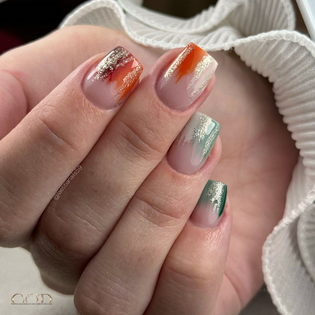 Pose d'ongles carrée court orange et vert avec nail art doré pailleté