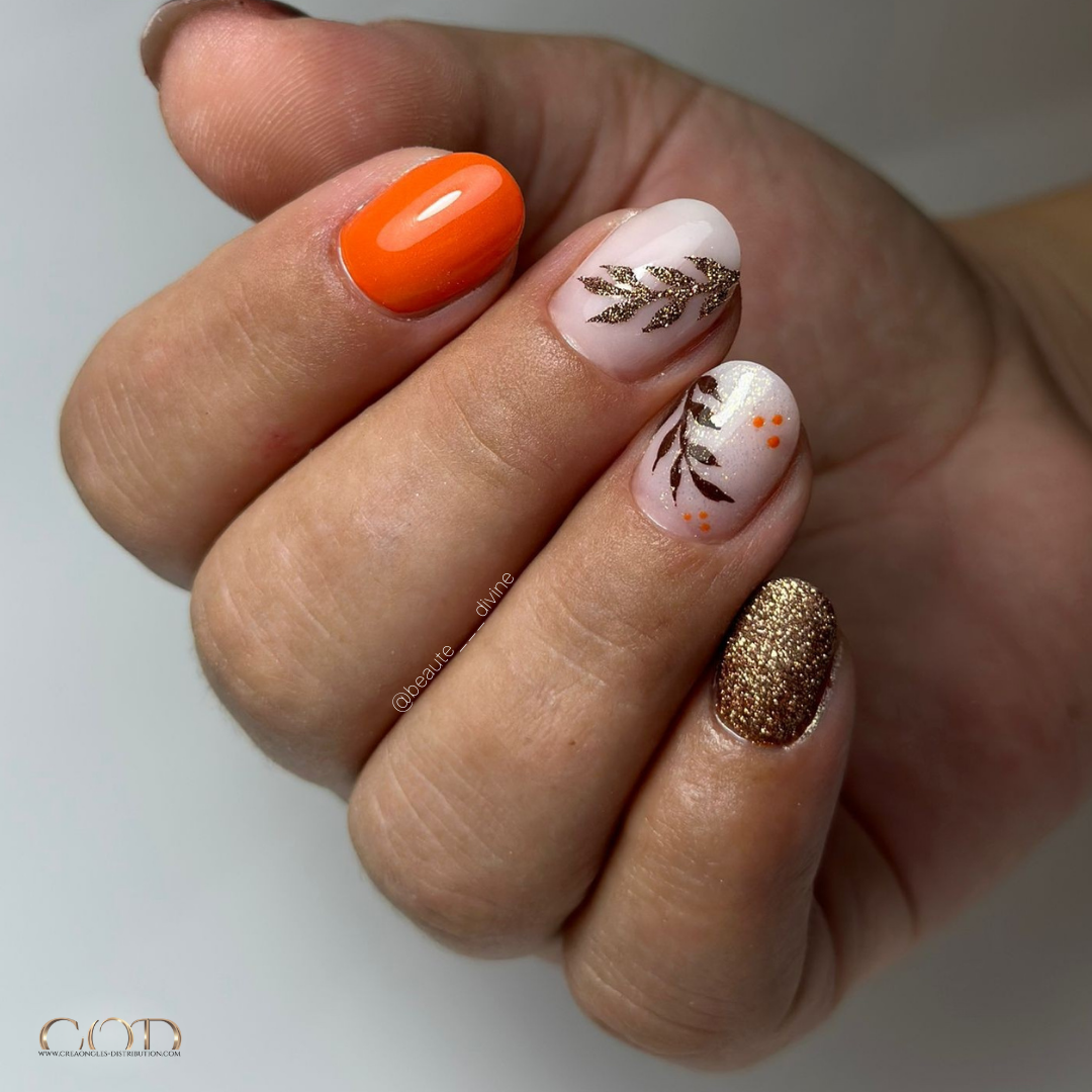 Pose d'ongles en gainage orange et marron pailletée en effet sucre