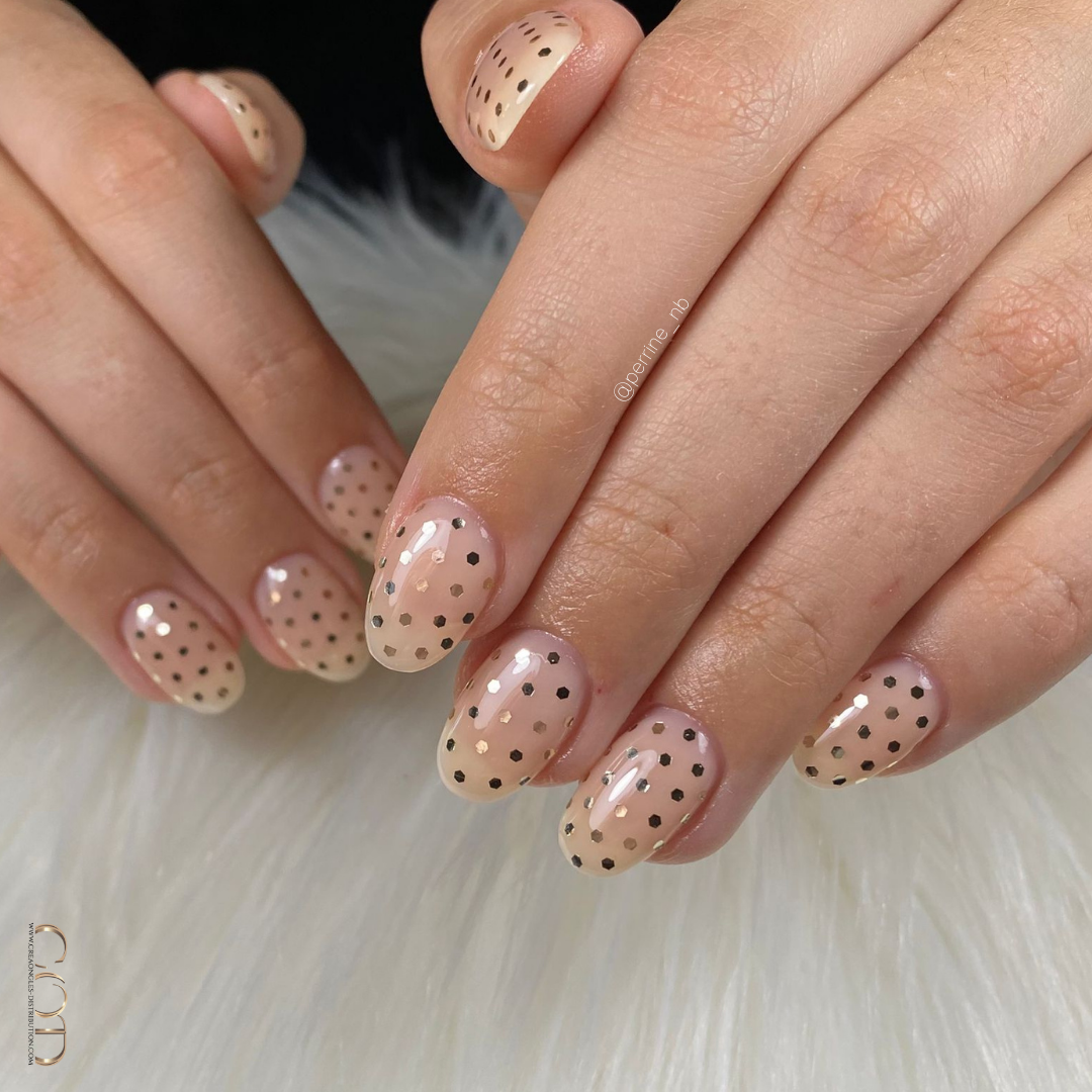 Pose d'ongles en renfort cover avec pois en paillettes libres