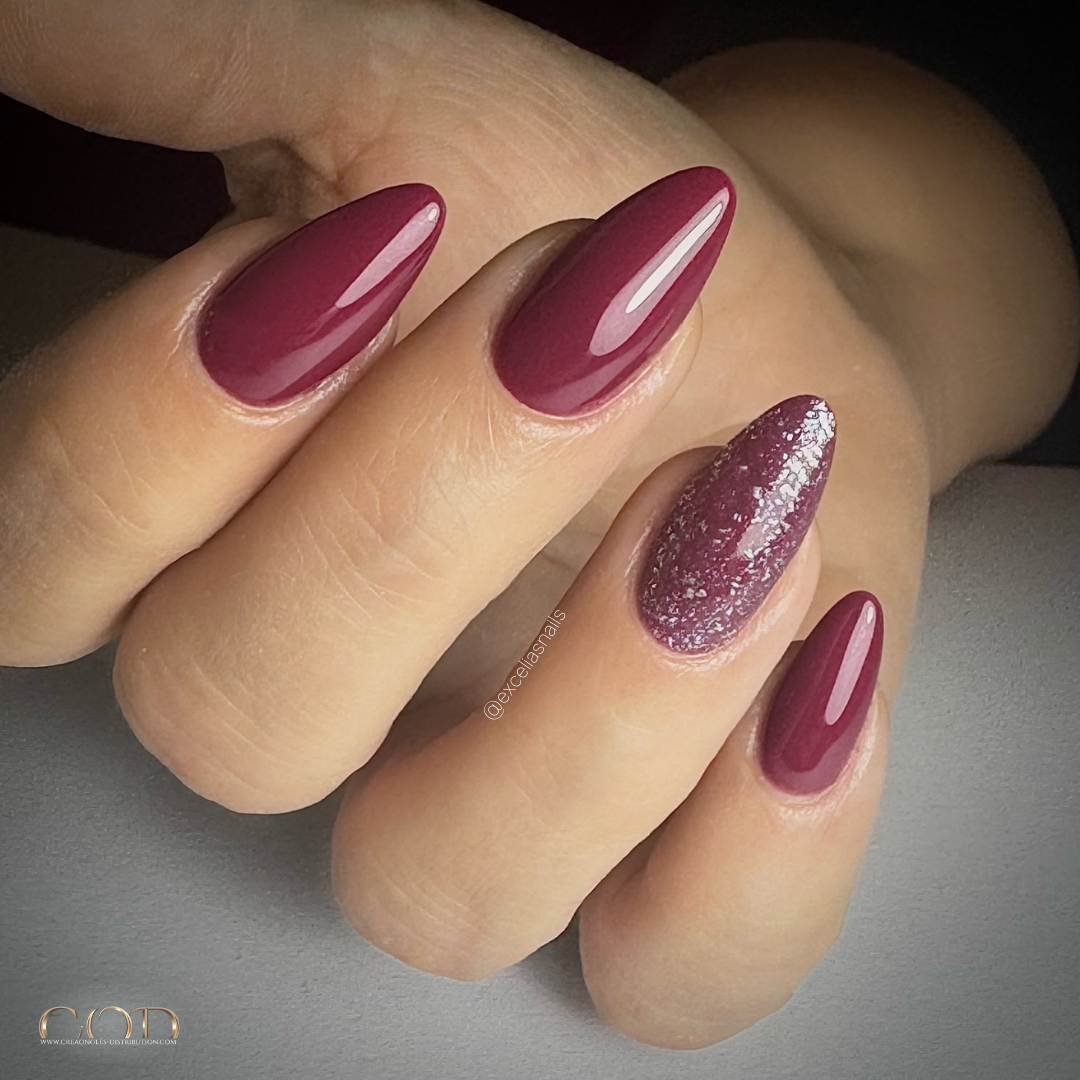 Pose d'ongles en amandes longues prune bordeaux et reflective
