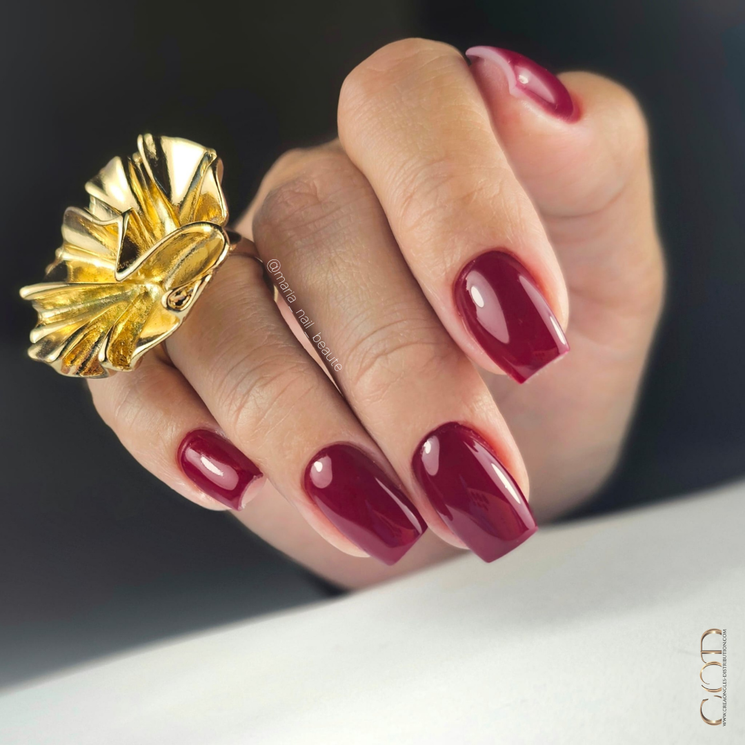 Pose d'ongles carrée rouge bordeaux