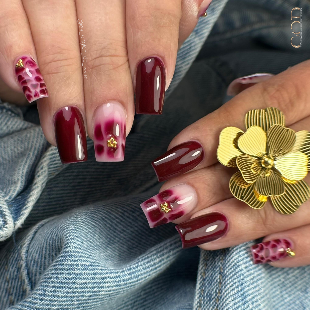 Pose d'ongles carrée medium rouge bordeaux avec nail art blossom et flakes or